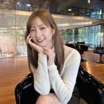 松川星、脚組みミニスカで生脚を大胆披露！