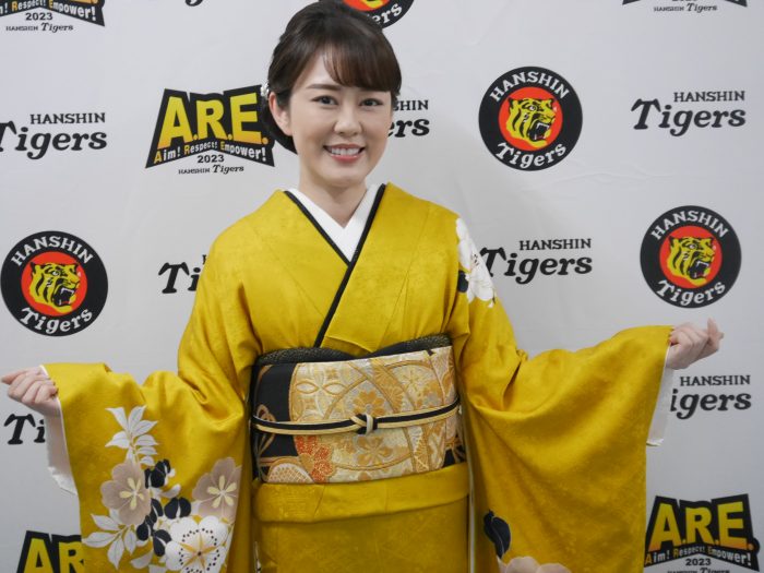 丘みどり、阪神タイガース開幕戦に黄色の着物姿で君が代独唱