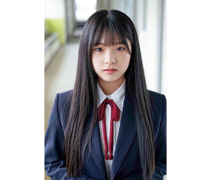 NMB48・田中雪乃、中学卒業の制服グラビアで凛とした表情を見せる