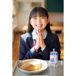アンジュルム・松本わかな、中学卒業の制服グラビアでにっこり笑顔