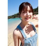 小日向ゆか、サロペットから美谷間チラリなフェチショット公開