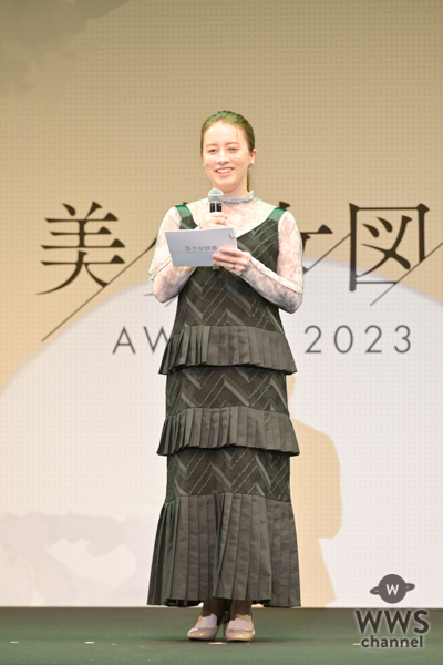 ドーキンズ英里奈、MCとして授賞式に登壇＜美少女図鑑AWARD 2023＞