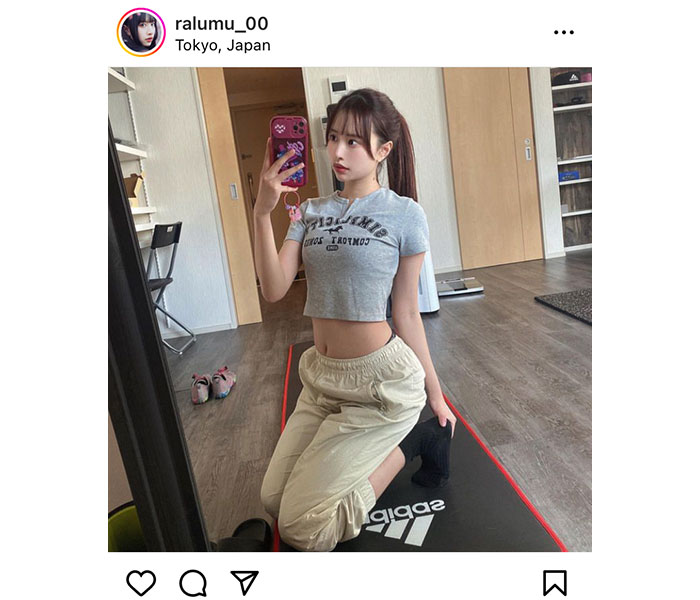 藤川らるむ、お腹チラ見せのヘルシーボディを自撮りでお届け！