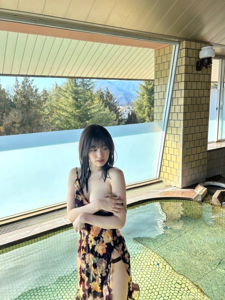 杉本愛莉鈴、『手ブラ』でどぎまぎ濡れワンピースショット公開！