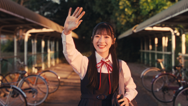 AKB48、メンバーの学生時代を追体験する新曲『どうしても君が好きだ』MVが公開！