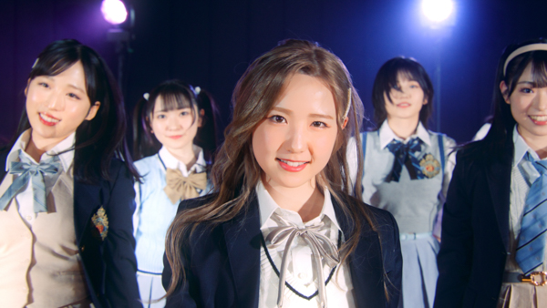AKB48、メンバーの学生時代を追体験する新曲『どうしても君が好きだ』MVが公開！