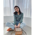 石川恋、フラワー柄＆デニムな春コーデオフショットに「衝撃的可愛さ」とファン歓喜