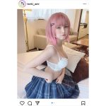 伊関あみ、制服コスプレで上半身は大胆ランジェリー！
