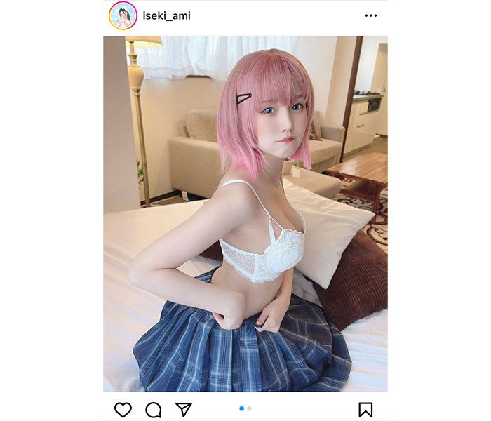 伊関あみ、制服コスプレで上半身は大胆ランジェリー！