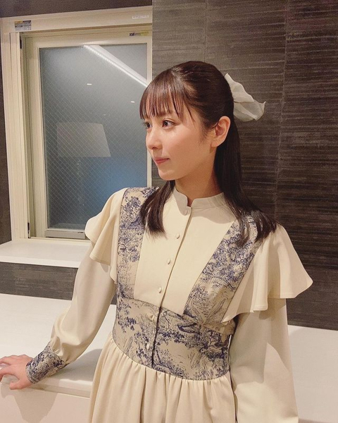 【ブルーバースデー】石川恋、スラックス制服姿にポニーテール×リボンを合わせたコーデが可愛すぎる！