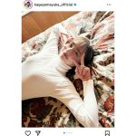日向坂46・影山優佳、タートルネック姿でダブルピース！写真集発売を告知