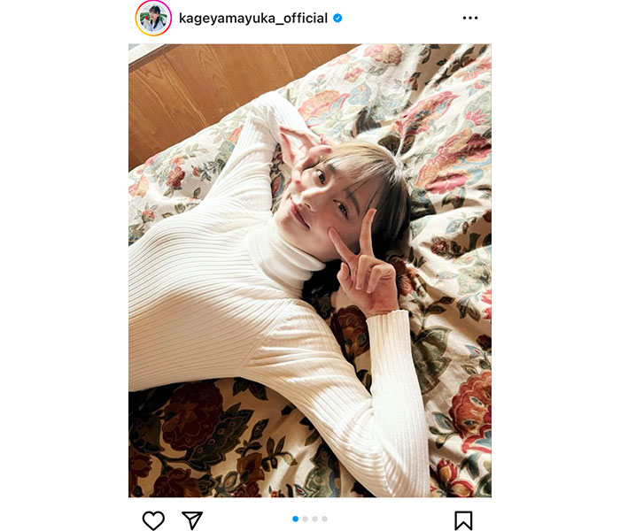 日向坂46・影山優佳、タートルネック姿でダブルピース！写真集発売を告知