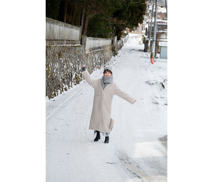日向坂46・影山優佳、1st写真集から雪道ではしゃぐ先行カット公開！「観光を楽しんでいるような私が満載です！」