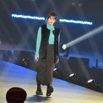 「引越し侍」CMで話題の黒嵜菜々子（Peel the Apple）、「関コレ」ランウェイで春コーデを披露！