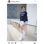 宮脇咲良、ミニスカからのぞかせた透明美脚で釘付けに！