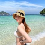 Niki、エメラルドの海に映える白ビキニ姿にファン釘付け！