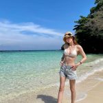 Niki、エメラルドの海に映える白ビキニ姿にファン釘付け！
