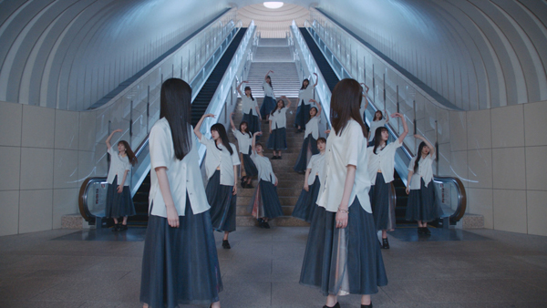 乃木坂46、久保史緒里＆山下美月センターの新曲『人は夢を二度見る』MVが公開スタート