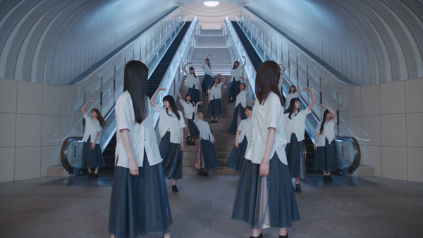 乃木坂46、久保史緒里＆山下美月センターの新曲『人は夢を二度見る』MVが公開スタート