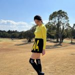 橋本マナミ、ミニスカゴルフウェアで太ももチラリ