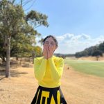 橋本マナミ、ミニスカゴルフウェアで太ももチラリ