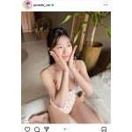 NMB48・上西怜、ちょこんと座り美谷間チラリ！水着姿の微笑みが可愛すぎる！！