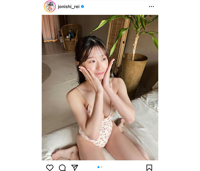 NMB48・上西怜、ちょこんと座り美谷間チラリ！水着姿の微笑みが可愛すぎる！！