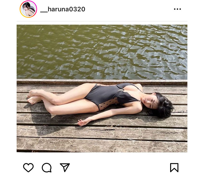 吉澤遥奈、透明肌にうっとりなセクシー水着で寝そべり！