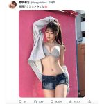 雪平莉左、超ミニデニムでヘルシーなくびれライン披露
