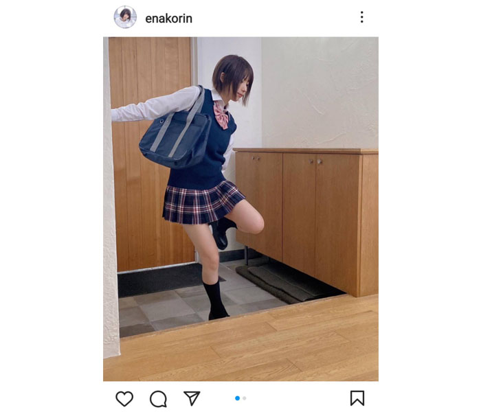 コスプレイヤー・えなこ、ミニスカ制服コスチュームでおうちに帰宅！？