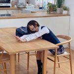コスプレイヤー・えなこ、ミニスカ制服コスチュームでおうちに帰宅！？