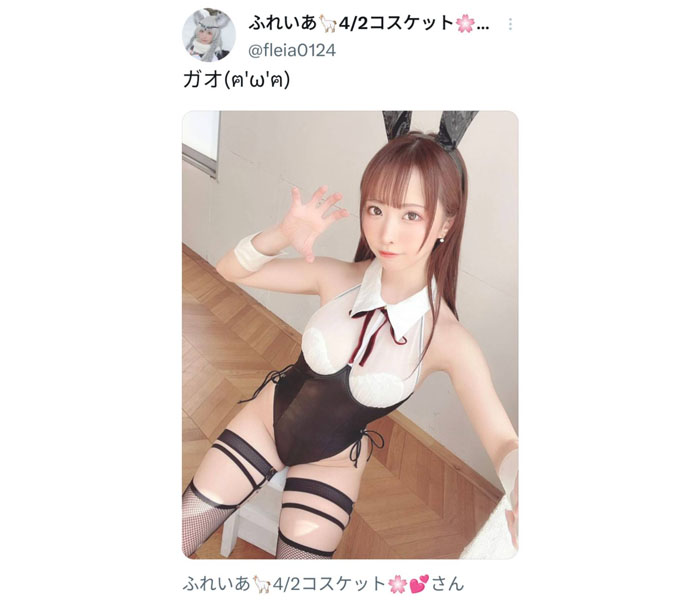 コスプレイヤー・ふれいあ、胸元強調のバニーコス×ガーター姿で「ガオ！」ポーズ