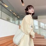 NGT48・本間日陽、カラーシャツで春コーデを披露！真っ白な美脚をチラ見せ