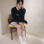 宮脇咲良、ミニスカからのぞかせた透明美脚で釘付けに！