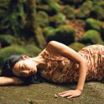菜々緒、最新写真集『DIVINE』が再重版！岩の上で寝そべる収録カットが公開