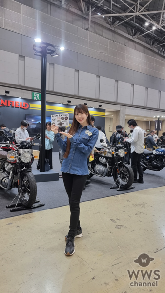 【写真特集】美女コンパニオンがROYAL ENFIELD(ロイヤルエンフィールド)ブースに登場！ ＜第50回東京モーターサイクルショー＞