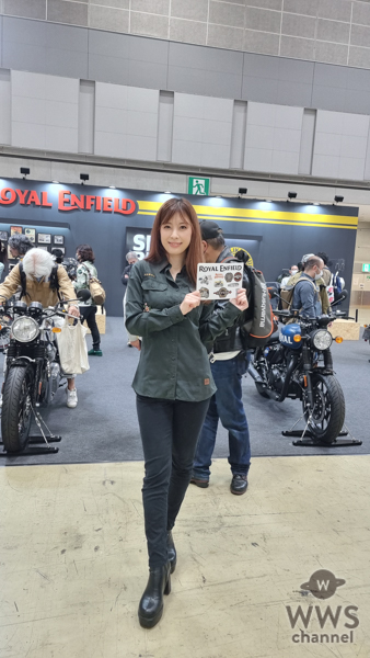 【写真特集】美女コンパニオンがROYAL ENFIELD(ロイヤルエンフィールド)ブースに登場！ ＜第50回東京モーターサイクルショー＞