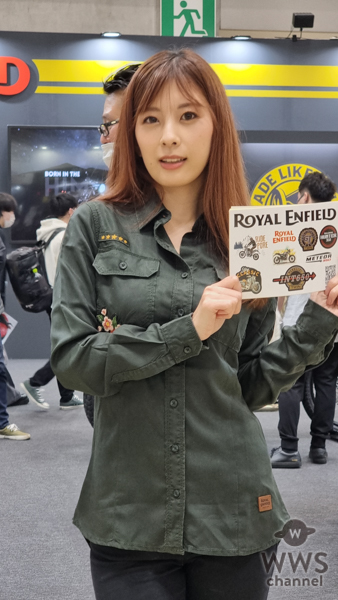 【写真特集】美女コンパニオンがROYAL ENFIELD(ロイヤルエンフィールド)ブースに登場！ ＜第50回東京モーターサイクルショー＞