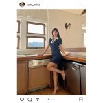 鷲見玲奈、ミニワンピで素足大胆披露！「美脚すぎる」とファン歓喜
