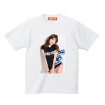 雪平莉左、コラボTシャツ×超美脚ショットに「いいね！」殺到！