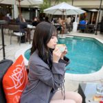 声優・山田麻莉奈、カフェでまったり。キュートな横顔に「二次元美少女」「絵になる」とファン歓喜！