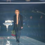 【動画】YOSHIKI、TGCランウェイに薔薇を持って登場でXポーズ！＜マイナビ 東京ガールズコレクション 2023 S/S＞
