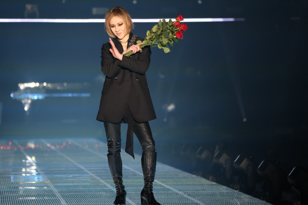 【動画】YOSHIKI、TGCランウェイに薔薇を持って登場でXポーズ！＜マイナビ 東京ガールズコレクション 2023 S/S＞