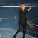 【動画】YOSHIKI、TGCランウェイに薔薇を持って登場でXポーズ！＜マイナビ 東京ガールズコレクション 2023 S/S＞