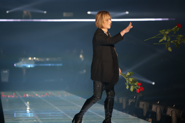 【動画】YOSHIKI、TGCランウェイに薔薇を持って登場でXポーズ！＜マイナビ 東京ガールズコレクション 2023 S/S＞