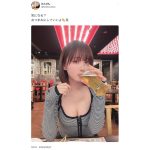 けんけん「おつまみにしていいよ」、私服からこぼれる美バストで誘惑
