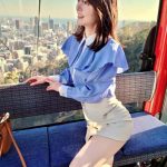 フリーモデル・KM、ミニスカートからのぞく美脚に視線クギ付け！