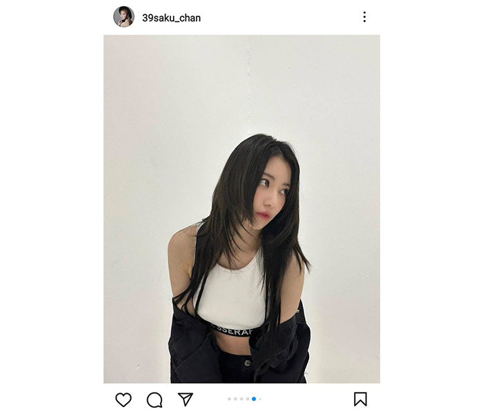 LE SSERAFIM・宮脇咲良、美腹筋チラ見せなセクシーコーデを披露！「美しい」「イチコロです」とファン歓喜