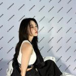 LE SSERAFIM・宮脇咲良、美腹筋チラ見せなセクシーコーデを披露！「美しい」「イチコロです」とファン歓喜