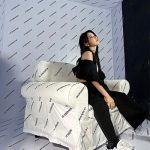 LE SSERAFIM・宮脇咲良、美腹筋チラ見せなセクシーコーデを披露！「美しい」「イチコロです」とファン歓喜